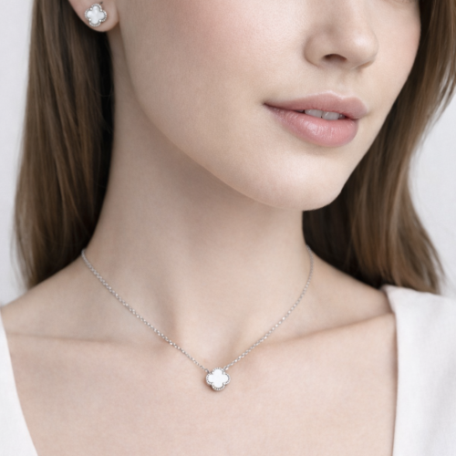 Komplet sa belim detelinama